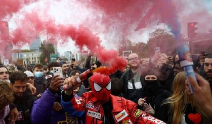 Fransa’da yüz binlerce kişi hükümeti protesto için sokağa çıktı