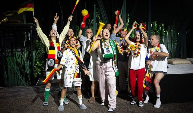 Futbolun ötesinde bir hikâye: Mesut Özil’in yaşamı tiyatro sahnesinde