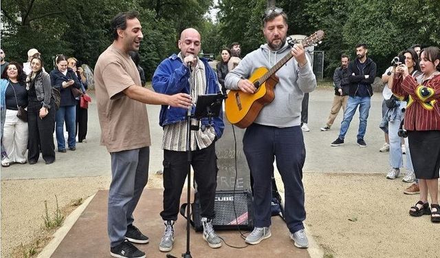 Berlin'de Deniz Göktaş'a destek eylemi: Ezhel'den Cem Karaca'lı mesaj
