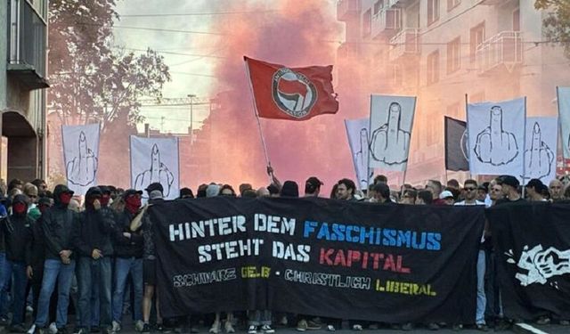 Darmstadt’ta Reichsbürger yürüyüşü Antifa'nın karşı protestosuyla durduruldu