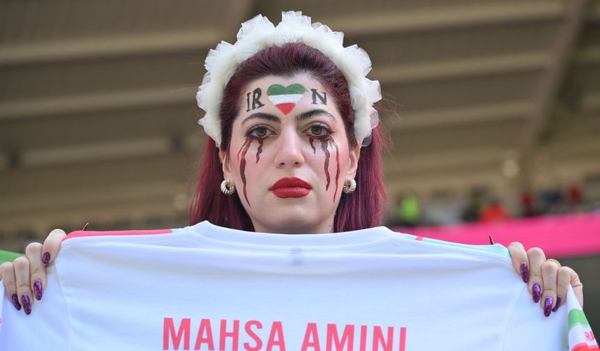 Katar: Galler - İran karşılaşması öncesi tribünde Mahsa Amini pankartı açıldı