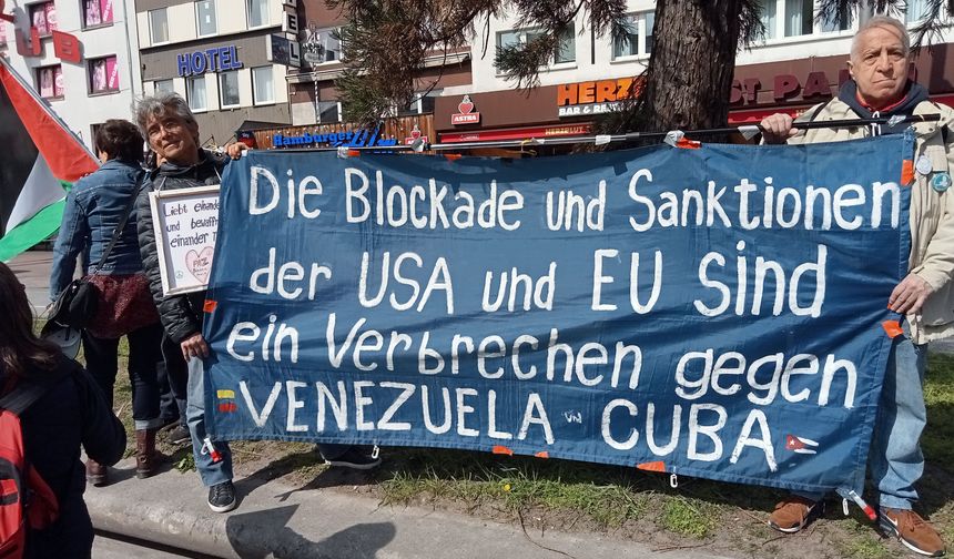 Paskalya yürüyüşünde Küba'yla dayanışma pankartı