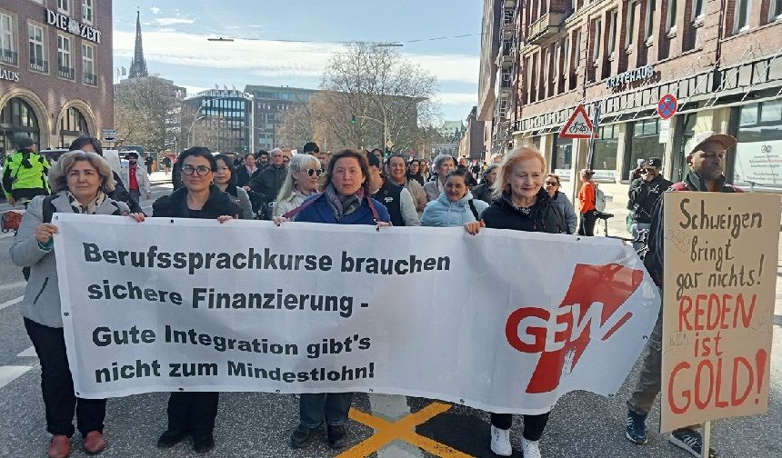 Hamburg'da Uyum Kurslarının Kısıtlanması Kararı Protesto Edildi