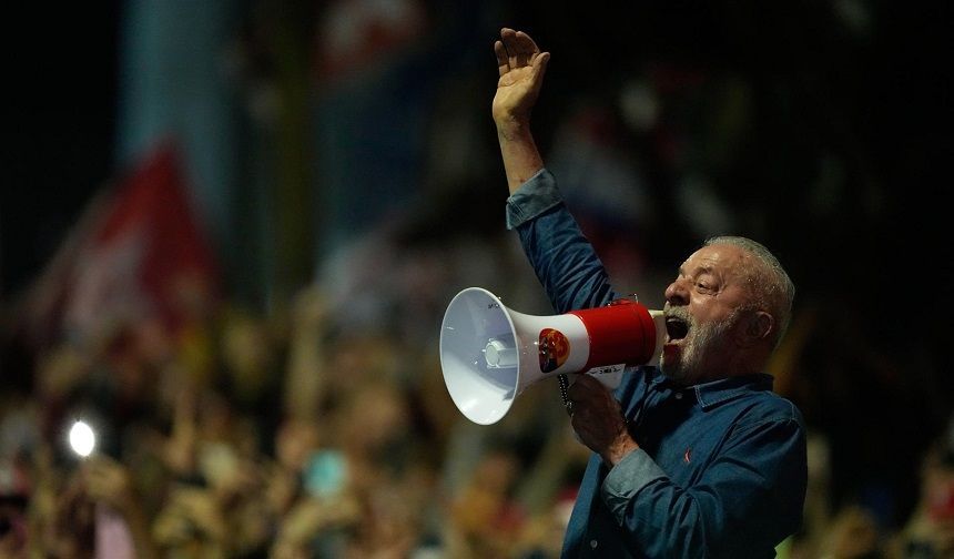 Brezilya’da sol siyasetçi Lula’dan tarihi zafer: Yeniden devlet başkanı seçildi